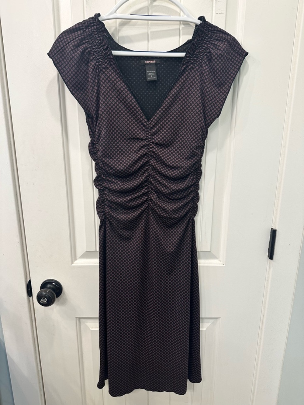 EXPRESS Ruched V-Neck Midi Dress Size 4 Geometric Print Figure Flattering